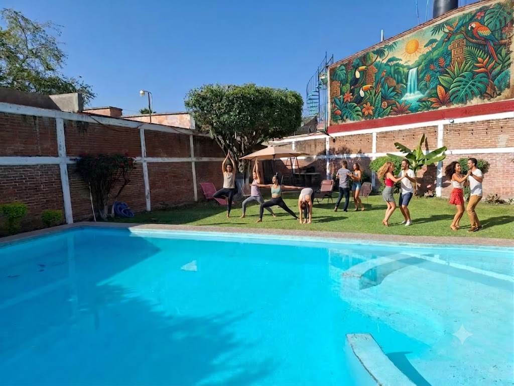 Yoga y baile junto a la alberca en Casa Yauhtli